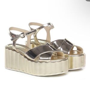 Strategia NWT Wedge Platform Platino Sandal, very comfortable and stylish.